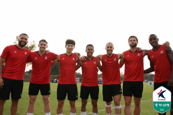 경기별 엔트리 등록·출전 가능 수(5명)보다 많은 7명의 외국인 선수를 영입한 부천FC. 왼쪽부터 가브리엘, 갈레고, 카즈, 티아깅요, 바사니, 패트릭 몬타뇨. /사진=한국프로축구연맹 제공