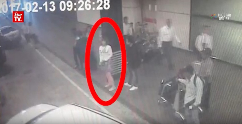 북한 김정남을 살해한 뒤 도주하는 여성의 모습이 촬영된 공항 CCTV 장면. /사진=말레이시아 매체 '더스타TV' 캡처