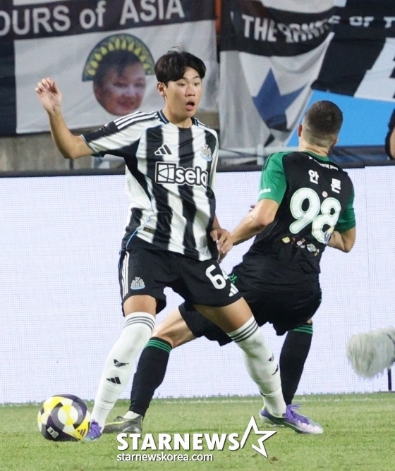 뉴캐슬 유나이티드 공격수 박승수(전 수원삼성)가 수원월드컵경기장에서 열린 2025 쿠팡플레이 시리즈 1경기 중 안톤과 격돌하고 있다. /사진=김진경 대기자