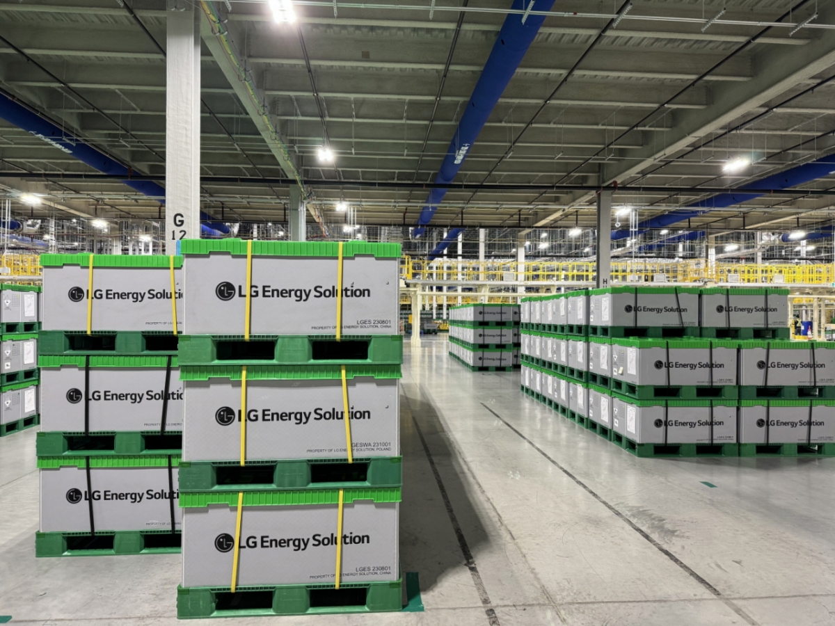 LG에너지솔루션 캐나다 '넥스트스타 에너지' 공장에서 ESS 제품이 출하되고 있다 /사진제공=LG에너지솔루션