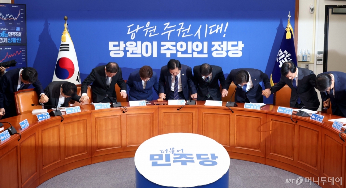 [서울=뉴시스] 조성봉 기자= 정청래 더불어민주당 대표와 최고위원들이 11일 오전 서울 여의도 국회에서 열린 최고위원회의에서 손을 잡고 인사를 하고 있다.2026.02.11. suncho21@newsis.com /사진=조성봉