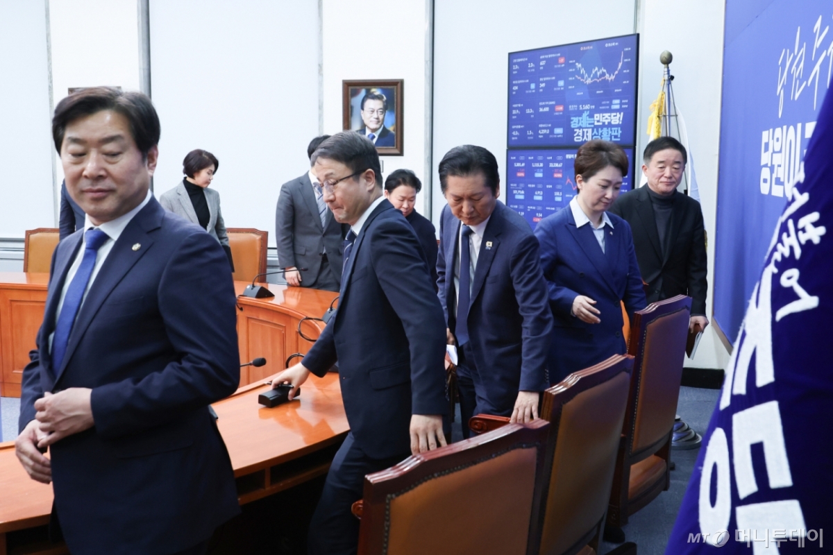 (서울=뉴스1) 신웅수 기자 = 정청래 더불어민주당 대표가 10일 서울 여의도 국회에서 조국혁신당과의 합당에 대한 결과를 발표한 후 당대표실을 나서고 있다. 2026.2.10/뉴스1  Copyright © 뉴스1. All rights reserved. 무단 전재 및 재배포,  AI학습 이용 금지. /사진=(서울=뉴스1) 신웅수 기자