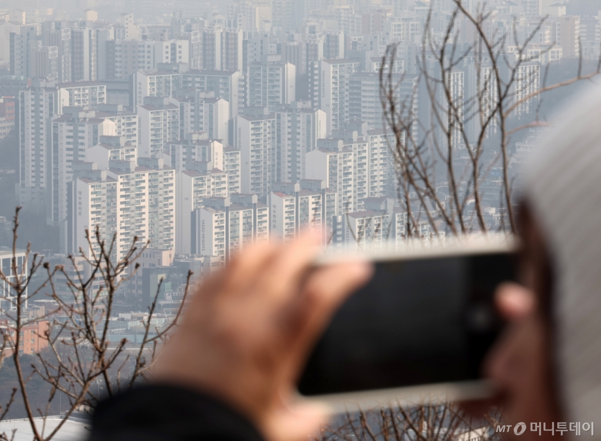 [서울=뉴시스] 배훈식 기자 = 이재명 대통령의 연이은 고강도 부동산 메시지에 서울 강남3구 등에서 급매물이 늘어난 5일 오후 서울 용산구 남산 전망대에서 바라본 서울 도심 아파트가 희뿌연 대기에 갖혀 있다.    한국보동산원이 이날 발표한 2월 첫째 주(2일 기준) 주간 아파트 가격 동향은 따르면 서울 아파트 평균 매매가격은 0.27% 상승해 52주째 상승했으나 전 주(0.31%)보다 오름 폭이 축소됐다. 2026.02.05. dahora83@newsis.com /사진=배훈식