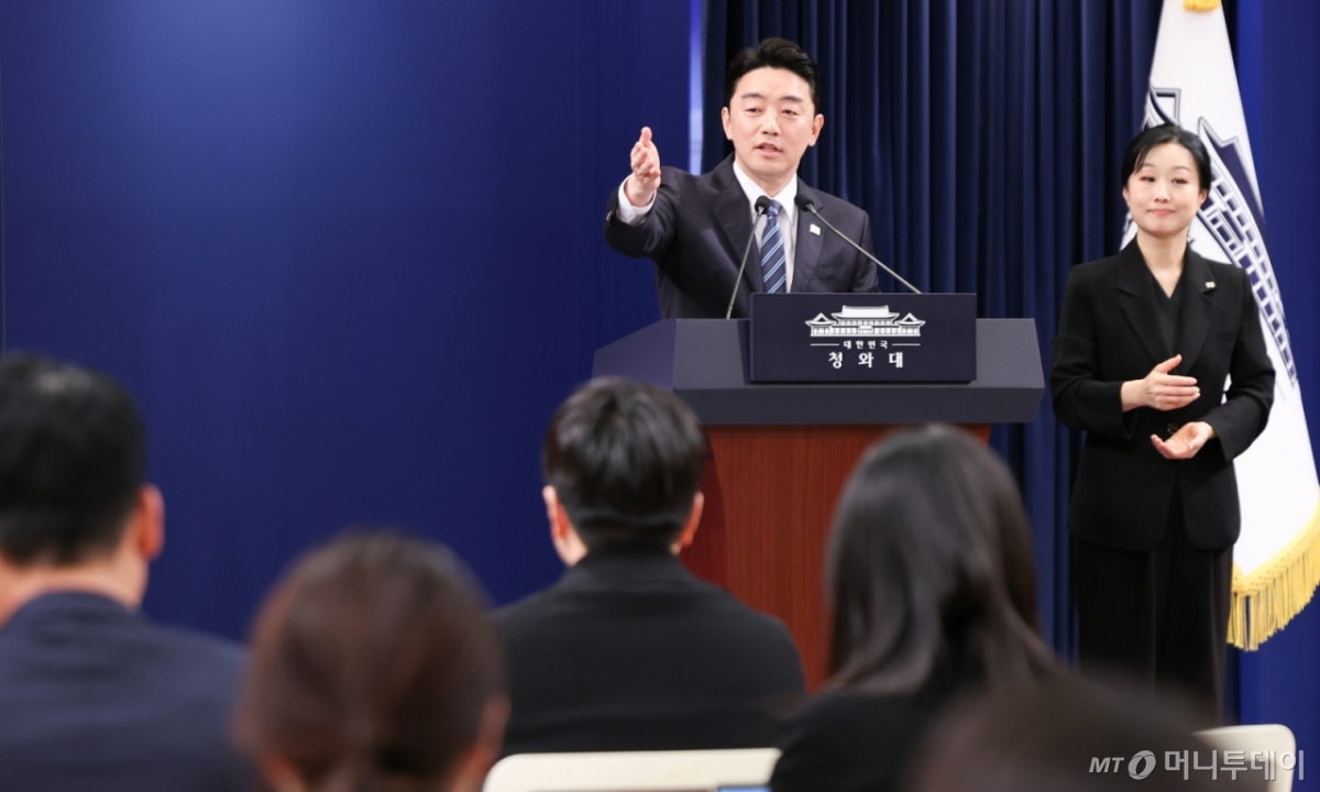 (서울=뉴스1) 허경 기자 = 강훈식 대통령 비서실장이 11일 청와대 춘추관에서 여야 양당 대표 초청 오찬 회동 관련 브리핑을 하고 있다. 2026.2.11/뉴스1  Copyright © 뉴스1. All rights reserved. 무단 전재 및 재배포,  AI학습 이용 금지. /사진=(서울=뉴스1) 허경 기자