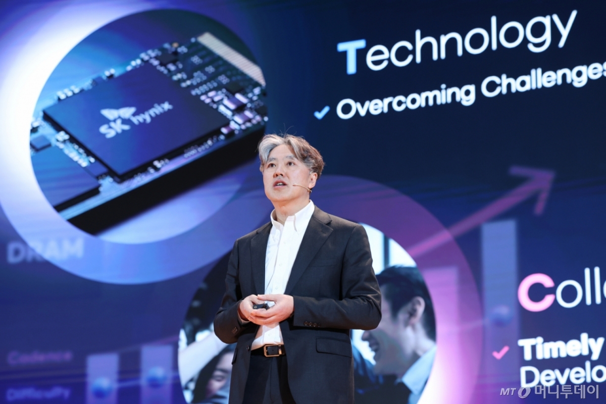 (서울=뉴스1) 안은나 기자 = 이성훈 SK하이닉스 R&D 공정담당 부사장이 11일 서울 강남구 코엑스에서 열린 세미콘 코리아 2026에서 '메모리 기술의 전환점'을 주제로 기조연설을 하고 있다. 2026.2.11/뉴스1  Copyright © 뉴스1. All rights reserved. 무단 전재 및 재배포,  AI학습 이용 금지. /사진=(서울=뉴스1) 안은나 기자