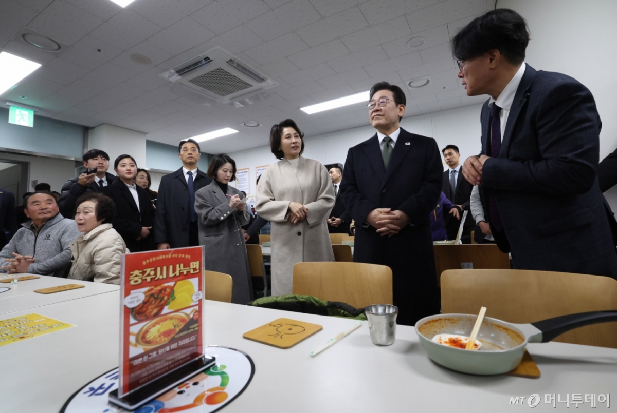 (청주=뉴스1) 허경 기자 = 이재명 대통령과 김혜경 여사가 11일 충북 충주시 건강복지타운 먹거리 그냥드림 나누면 코너를 방문하고 있다. 복지관 자체사업으로 운영 중인 ‘나누면’은 취약계층이 무료로 라면을 먹을 수 있는 코너이다. (청와대통신사진기자단) 2026.2.11/뉴스1  Copyright © 뉴스1. All rights reserved. 무단 전재 및 재배포,  AI학습 이용 금지. /사진=(청주=뉴스1) 허경 기자