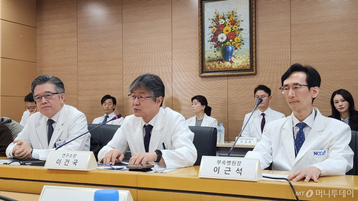 (앞줄 왼쪽부터) 국립암센터 양한광 원장, 이건국 연구소장, 이근석 부속병원장이 11일 기자간담회에서 리모델링 완공의 의미에 대해 설명하고 있다. /사진=정심교 기자