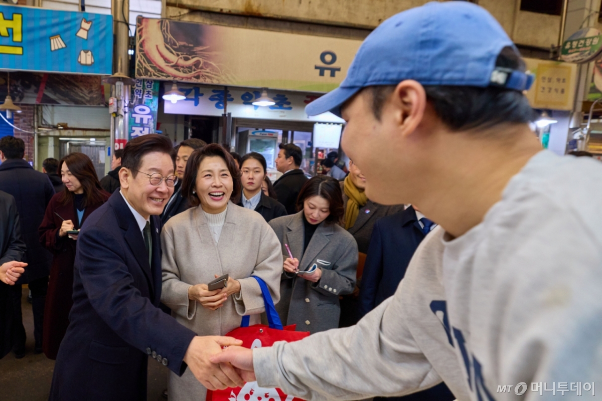 [충주=뉴시스] 최동준 기자 = 이재명 대통령과 김혜경 여사가 11일 충북 충주시 충주시건강복지타운 내 그냥드림 코너를 방문해 운영 현황을 점검하고 있다.  '그냥드림'은 정부가 생계에 어려움을 겪는 국민을 위해 기본 먹거리·생필품을 지원하는 사업이다. 2026.02.11. photocdj@newsis.com /사진=최동준