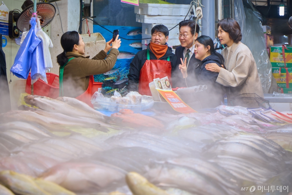 (청주=뉴스1) 허경 기자 = 이재명 대통령과 김혜경 여사가 11일 충북 충주시건강복지타운 내 그냥드림 코너를 방문해 운영 현황을 점검하고 있다. (청와대통신사진기자단) 2026.2.11/뉴스1  Copyright © 뉴스1. All rights reserved. 무단 전재 및 재배포,  AI학습 이용 금지. /사진=(청주=뉴스1) 허경 기자