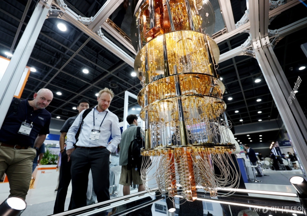 [서울=뉴시스] 김진아 기자 = 24일 서울 서초구 aT센터에서 열린 '퀀텀 코리아 2025'에서 관람객들이 IBM '퀀텀 시스템 원(Quantum System One)' 양자컴퓨터 모형에 대한 설명을 듣고 있다. 2025.06.24. bluesoda@newsis.com /사진=김진아