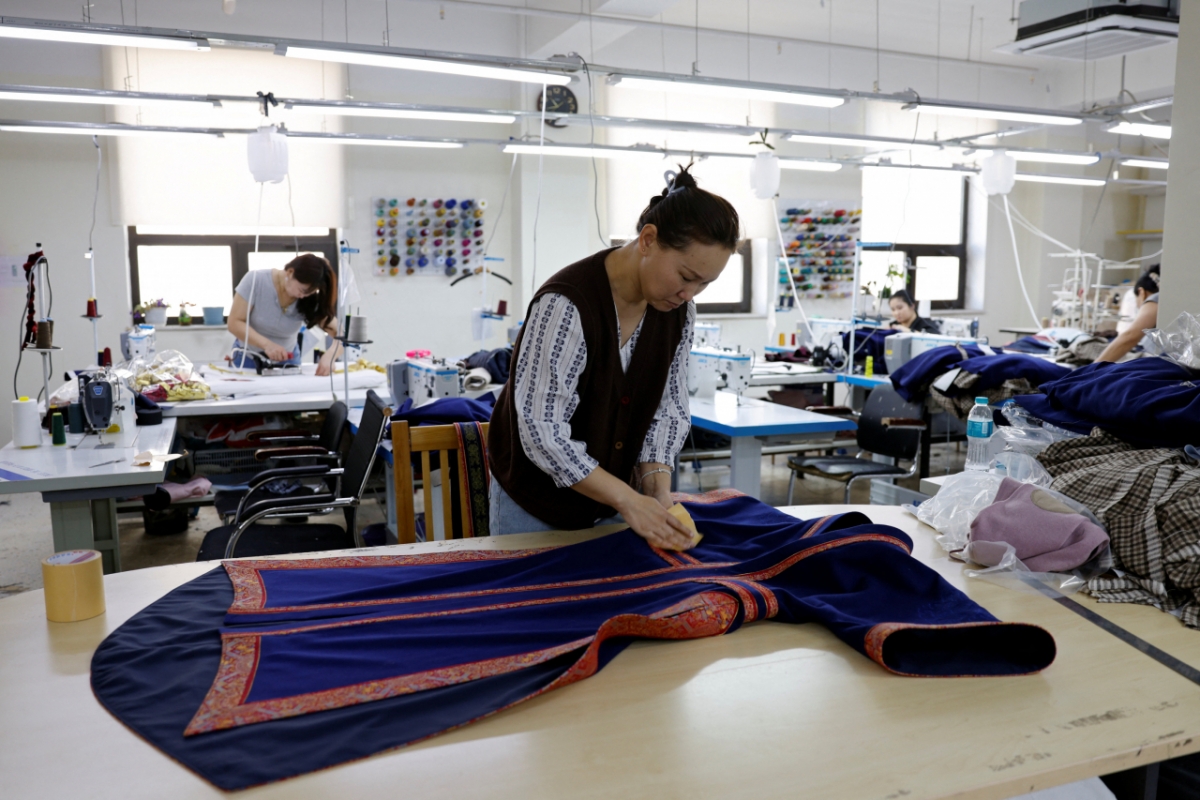 5일(현지시간) 몽골 울란바토르 공장에서 2026년 동계 올림픽을 위해 고욜 캐시미어의 몽골 대표팀 의상 중 하나인 딜을 작업하는 직원의 모습/사진=로이터