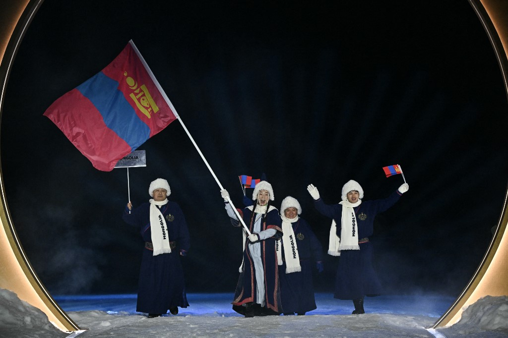  6일(현지시간) 열린 밀라노 코르티나 올림픽 개막식에서 몽골의 기수인 아리운툰갈라그 엔흐바야르와 선수들이 퍼레이드에 나선 모습/사진=AFP통신