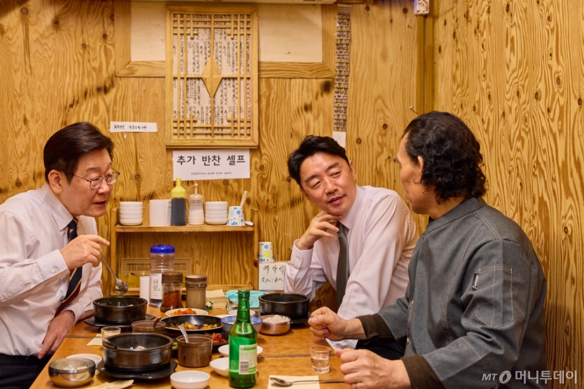 [서울=뉴시스] 최동준 기자 = 이재명 대통령이 9일 서울 종로구 통인시장 내 한 식당을 방문해 식당 주인과 식사를 하며 대화하고 있다.  이번 일정은 최근 일부 경제지표가 개선되는 흐름을 보이고 있지만 장바구니 물가 등 체감경기가 여전히 어렵다는 국민들의 목소리를 현장에서 직접 듣기 위해 마련됐다. (사진=청와대 제공) 2026.02.09. photo@newsis.com  *재판매 및 DB 금지 /사진=최동준