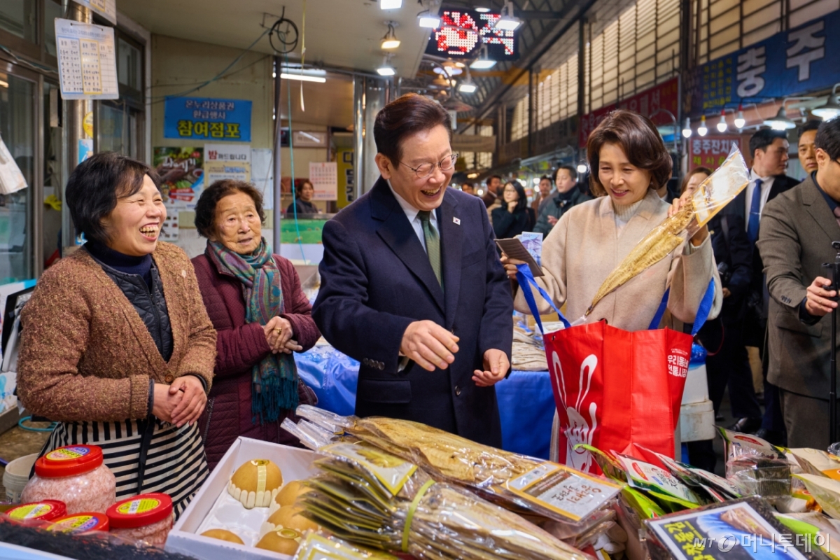 (청주=뉴스1) 허경 기자 = 이재명 대통령과 김혜경 여사가 11일 충북 충주시 무학시장을 방문해 황태포 등 제수용품을 구입하고 있다. (청와대 제공. 재판매 및 DB 금지) 2026.2.11/뉴스1  Copyright © 뉴스1. All rights reserved. 무단 전재 및 재배포,  AI학습 이용 금지. /사진=(청주=뉴스1) 허경 기자