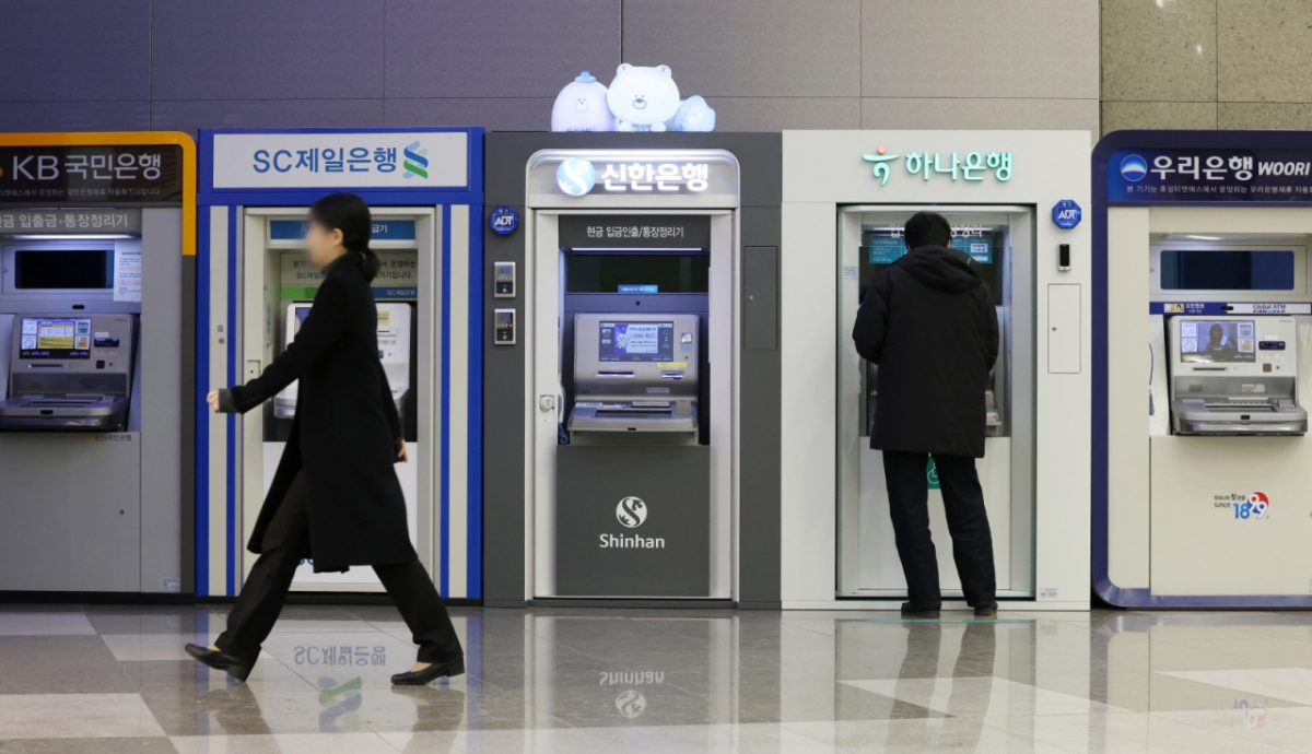 [서울=뉴시스] 조성우 기자 = 주요 시중은행이 지난해 중단했던 가계대출 영업을 재개한 2일 오후 서울 시내의 한 건물에 시중은행 ATM기가 설치되어 있다.  금융권에 따르면 KB국민은행은 2일부터 주택담보·신용·전세자금 대출 타행 대환을 다시 시행한다. 신한은행 역시 대출 상담사를 통한 주택담보·전세자금 대출과 모기지보험 가입을 재개한다. 하나은행은 같은 날부터 생활안정자금 용도를 포함한 주택담보대출 접수를 받는다. 우리은행은 부동산 대출 상품의 영업점별 판매 한도를 해제한다. 2026.01.02. xconfind@newsis.com /사진=조성우