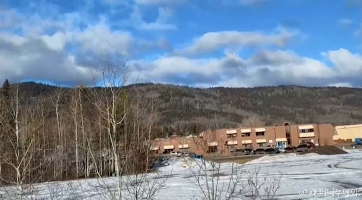 (텀블러리지 AFP=뉴스1) 김경민 기자 = 10일(현지시간) 총격 사건이 발생한 캐나다 브리티시컬럼비아주 텀블러 리지 중·고등학교. 2026.2.10 ⓒ AFP=뉴스1  Copyright © 뉴스1. All rights reserved. 무단 전재 및 재배포,  AI학습 이용 금지. /사진=(텀블러리지 AFP=뉴스1) 김경민 기자