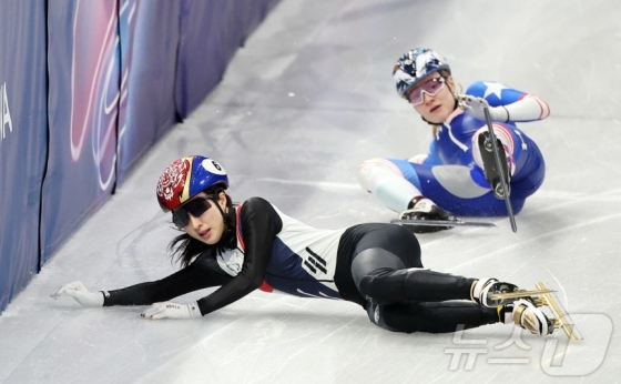 쇼트트랙 대표팀 김길리(왼쪽)가 10일(현지시간) 이탈리아 밀라노 아이스 스케이팅 아레나에서 열린 혼성 2,000m 계주 준결승에서 미국 선수와 충돌하며 넘어지고 있다. /사진=뉴스1