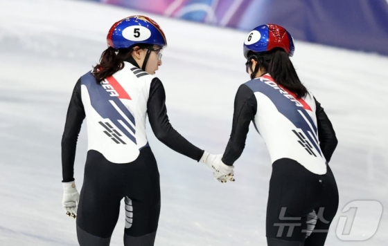 쇼트트랙 대표팀 최민정(왼쪽)이 10일(현지시간) 이탈리아 밀라노 아이스 스케이팅 아레나에서 열린 2026 밀라노·코르티나담페초 동계올림픽 쇼트트랙 혼성 2000m 계주 준결승에서 미국 선수와 충돌해 넘어진 김길리를 위로하고 있다. /사진=뉴스1