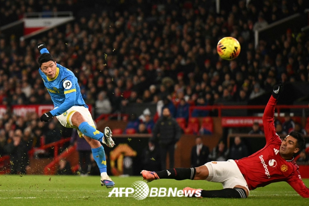 울버햄튼 원더러스 공격수 황희찬(왼쪽). /AFPBBNews=뉴스1