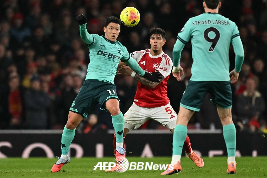 울버햄튼 원더러스 공격수 황희찬(왼쪽). /AFPBBNews=뉴스1