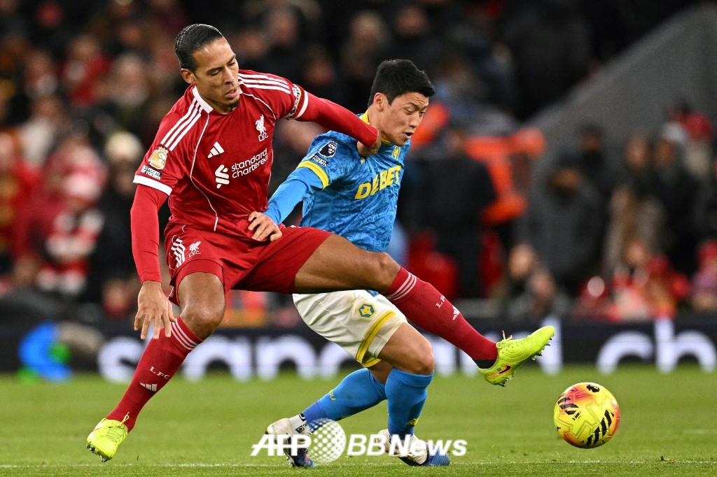 울버햄튼 원더러스 공격수 황희찬(오른쪽). /AFPBBNews=뉴스1