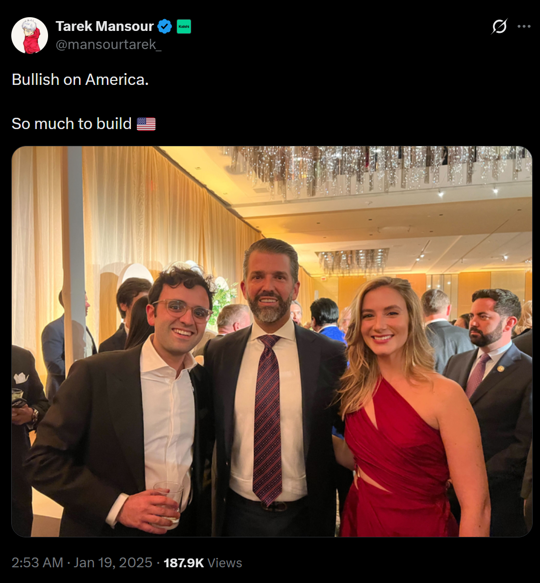 칼시의 공동창업자  타렉 만수르(왼쪽)와 루아나 로페스 라라(오른쪽)가 도널드 트럼프 주니어(가운데)와 사진을 찍고 SNS에 올린 사진. 트럼프 주니어는 칼시의 고문이다./사진=만수르 SNS