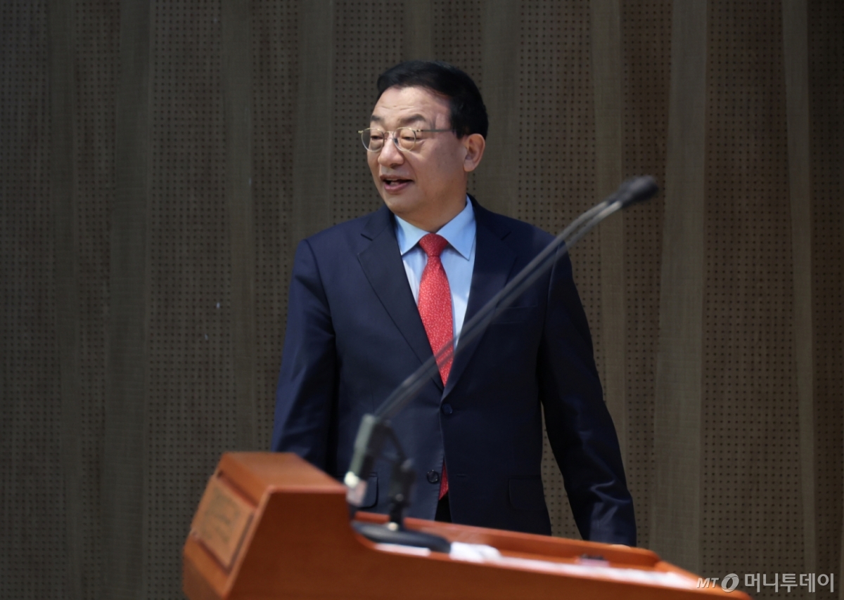 [서울=뉴시스] 고승민 기자 = 이정현 전 새누리당 대표가 8일 서울 여의도 국회 소통관에서 국민의힘 대선 후보 경선 출마 기자회견을 하기 위해 단상에 오르고 있다. 2025.04.08. kkssmm99@newsis.com /사진=고승민