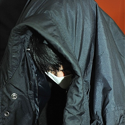 2011년 2월 15일 이씨가 서울 용산경찰서로 압송되던 모습./사진=뉴시스