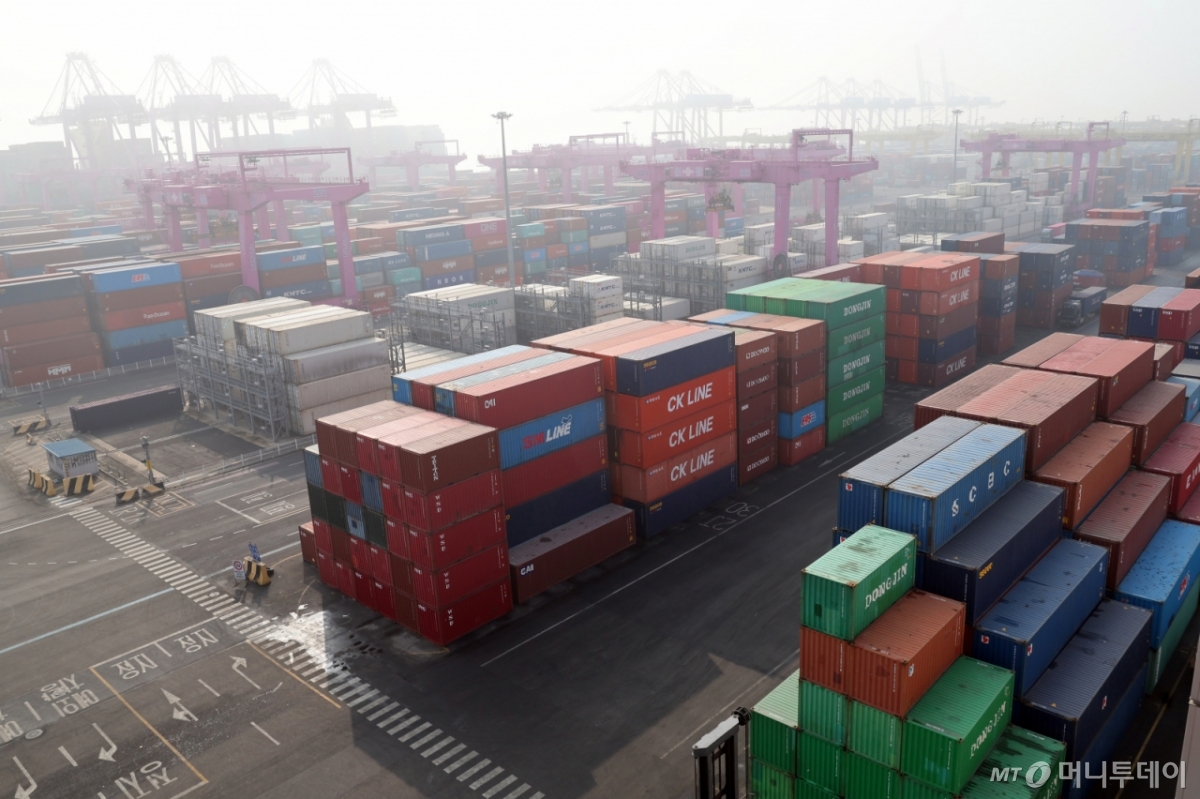 (인천=뉴스1) 황기선 기자 =11일 인천신항 컨테이너 터미널에 수출입 컨테이너가 쌓여 있는 모습.(※기사의 특정 내용과 관계없음) 2026.2.11/뉴스1 Copyright © 뉴스1. All rights reserved. 무단 전재 및 재배포,  AI학습 이용 금지. /사진=(인천=뉴스1) 황기선 기자