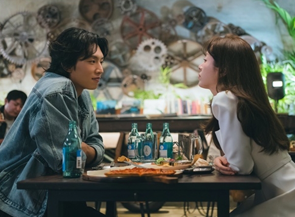 JTBC 토일드라마 '미혼남녀의 효율적 만남'의 이기택, 한지민./사진=SLL