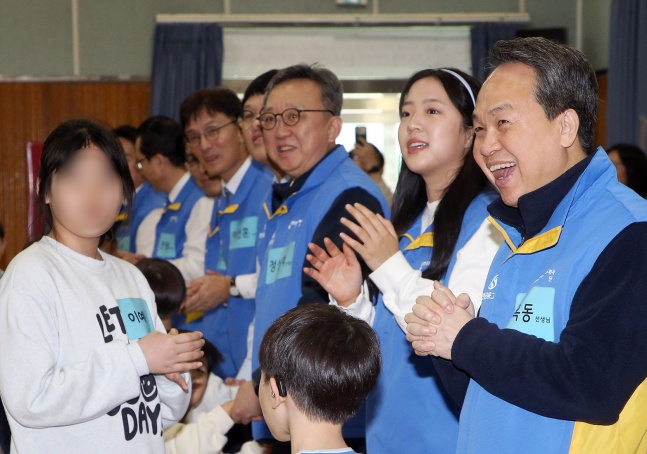 신유빈(오른쪽에서 첫번째)이 봉사활동에 참여했다. /사진=매니지먼트GNS 제공