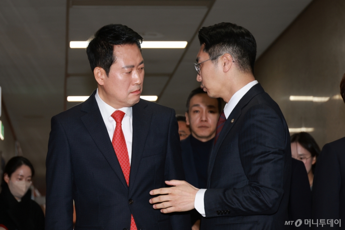 [서울=뉴시스] 고승민 기자 = 장동혁 국민의힘 대표가 12일 서울 여의도 국회에서 청와대 오찬 관련 비공개 회의를 위해 송언석 원내대표실로 향하던 중 박준태 당대표 비서실장과 대화하고 있다. 2026.02.12. kkssmm99@newsis.com /사진=고승민