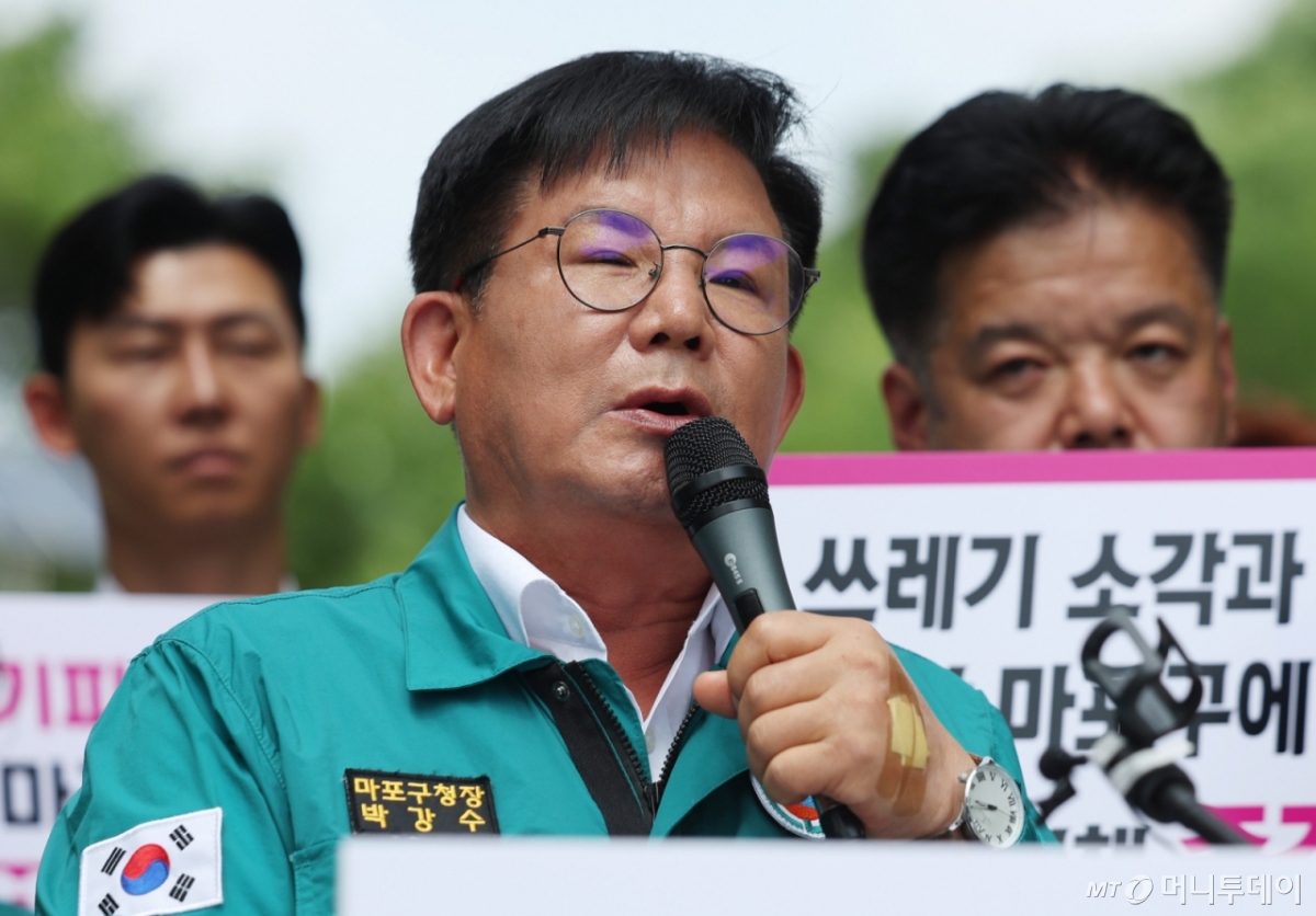 [서울=뉴시스] 김진아 기자 = 박강수 마포구청장이 9일 서울 마포구 마포자원회수시설 앞에서 마포자원회수시설 공동이용협약 개정 철회 및 소각장 추가설치 반대 기자회견을 하고 있다. 2025.06.09. bluesoda@newsis.com /사진=김진아