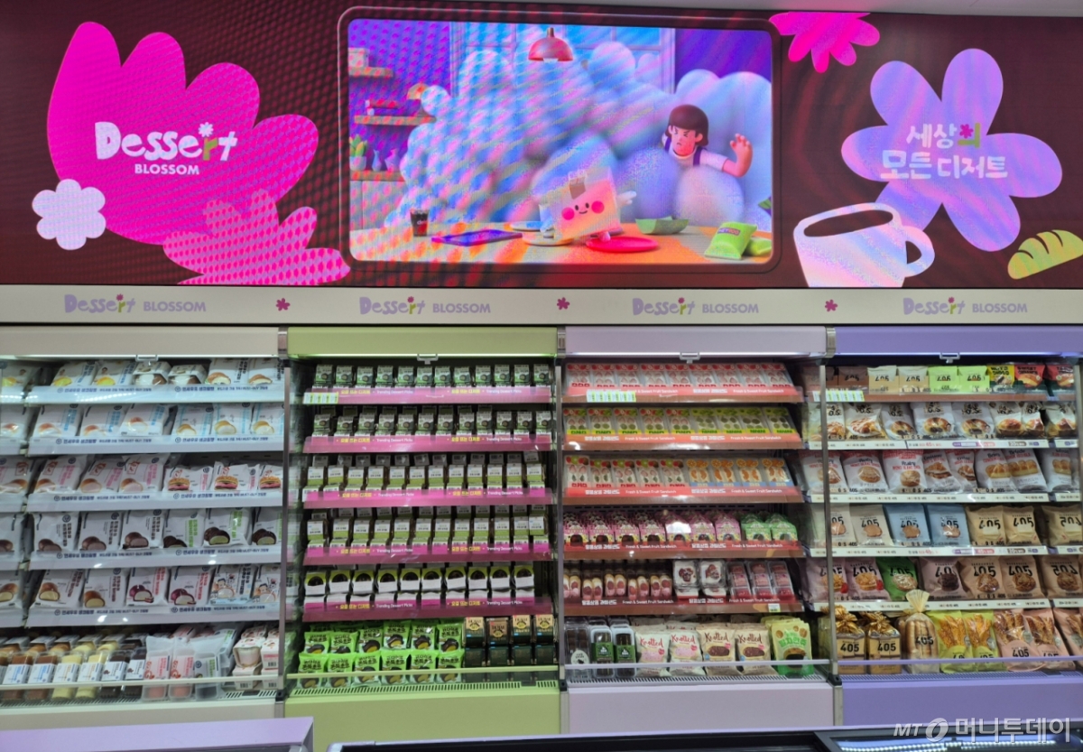 CU 성수디저트파크점의 디저트 존. 매장 한 면 전체를 디저트 존으로 구성해 CU가 트렌드를 고려해 엄선한 제품을 선보인다./사진=유예림 기자 