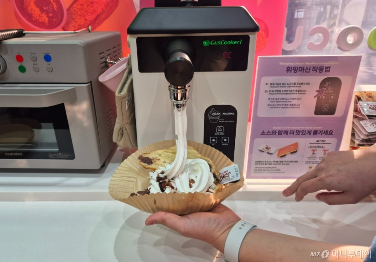 CU 성수디저트파크점에 있는 DIY 존에선 에어프라이기, 휘핑크림, 토핑 등으로 디저트를 꾸밀 수 있다./사진=유예림 기자
