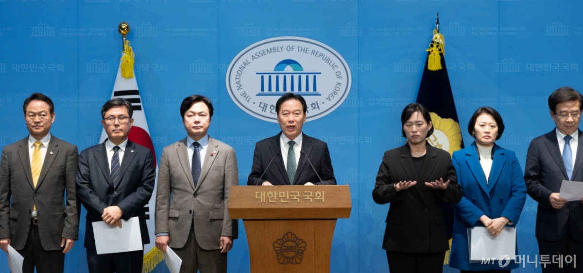 (서울=뉴스1) 이승배 기자 = 정태호 더불어민주당 의원을 비롯한 대미투자특별법 특별위원들이 12일 서울 여의도 국회 소통관에서 국민의힘이 법제사법위원회 상황을 이유로 회의 비공개 전환과 정회를 요구하는 등 특위 일정을 파행한 것에 대한 규탄 기자회견을 하고 있다. 2026.2.12/뉴스1  Copyright © 뉴스1. All rights reserved. 무단 전재 및 재배포,  AI학습 이용 금지. /사진=(서울=뉴스1) 이승배 기자