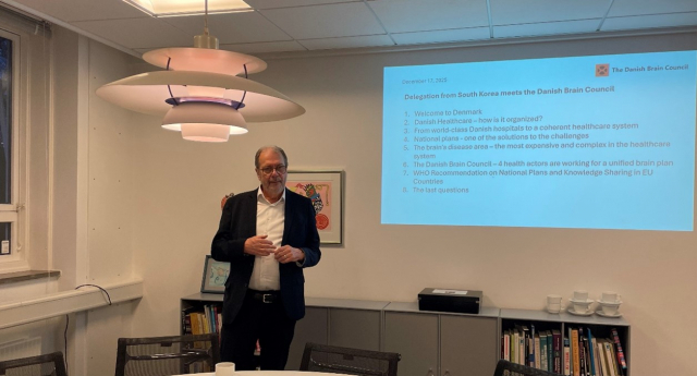 옌스-오토 예퍼르슨 두뇌 위원회 회장이 주한덴마크대사관 관계자에게 뇌 건강 정책 플랫폼에 대해 설명하고 있다./사진제공=주한덴마크대사관