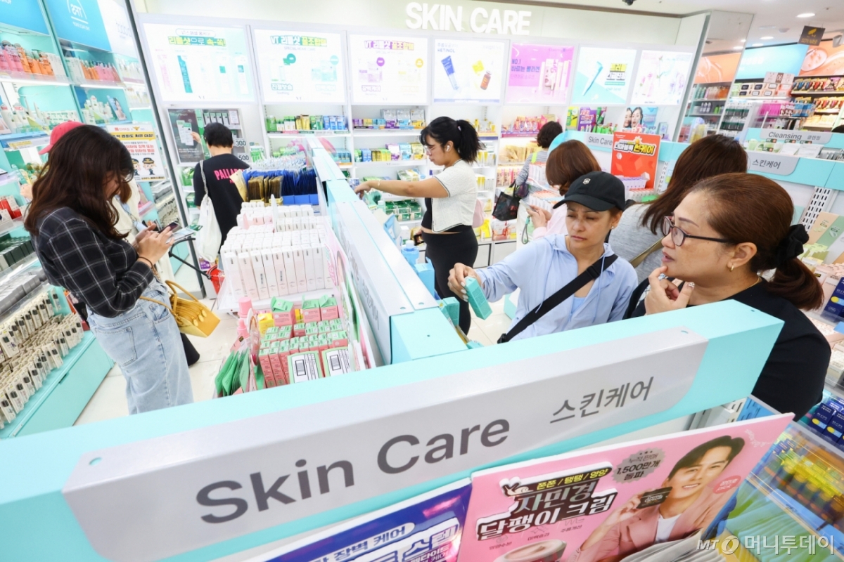 서울 시내 한 다이소 매장을 찾은 외국인 관광객들이 화장품을 살펴보고 있다. /사진제공=뉴시스