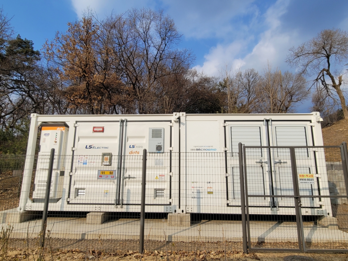 왼쪽부터 전력변환장치(PCS), 배터리에너지저장장치(BESS), 마이크로그리드를 실시간으로 제어하는 MG 컨트롤러가 배치돼 있다./사진=권다희 기자 