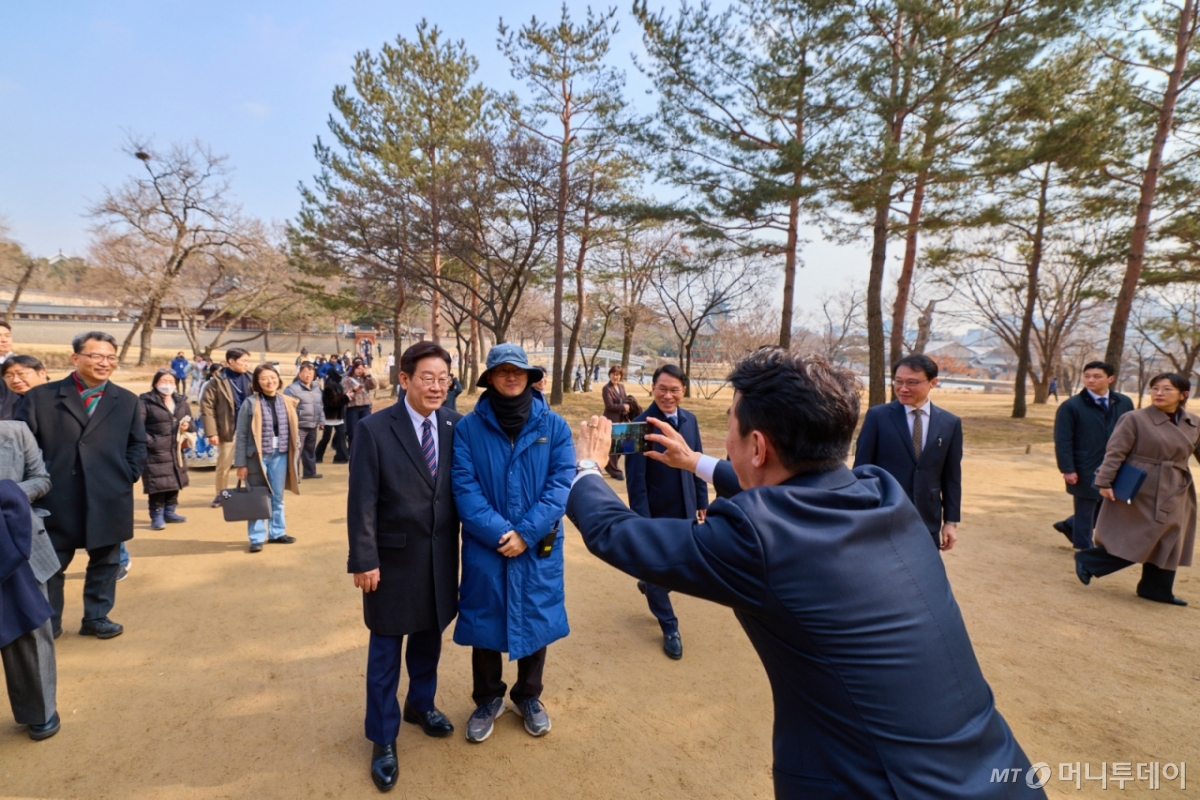 (서울=뉴스1) 이재명 기자 = 이재명 대통령이 12일 청와대 인근 삼계탕집에서 오찬을 갖은 후 경복궁을 찾아 직원과 기념촬영을 하고 있다. (청와대 제공. 재판매 및 DB 금지)  2026.2.12/뉴스1  Copyright © 뉴스1. All rights reserved. 무단 전재 및 재배포,  AI학습 이용 금지. /사진=(서울=뉴스1) 이재명 기자