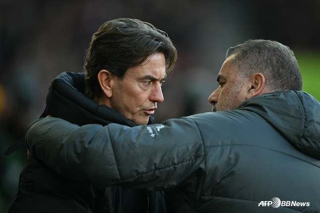 프랭크 감독(왼쪽)과 포스테코글루 감독. /AFPBBNews=뉴스1