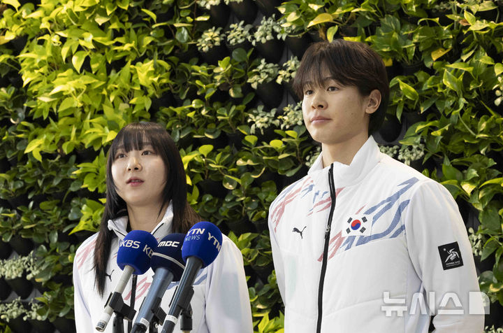 이의진(왼족)과 이준서가 지난 2025년 2월 4일 오전 인천국제공항 제1여객터미널에서 취재진 질문에 답하고 있다. /사진=뉴시스