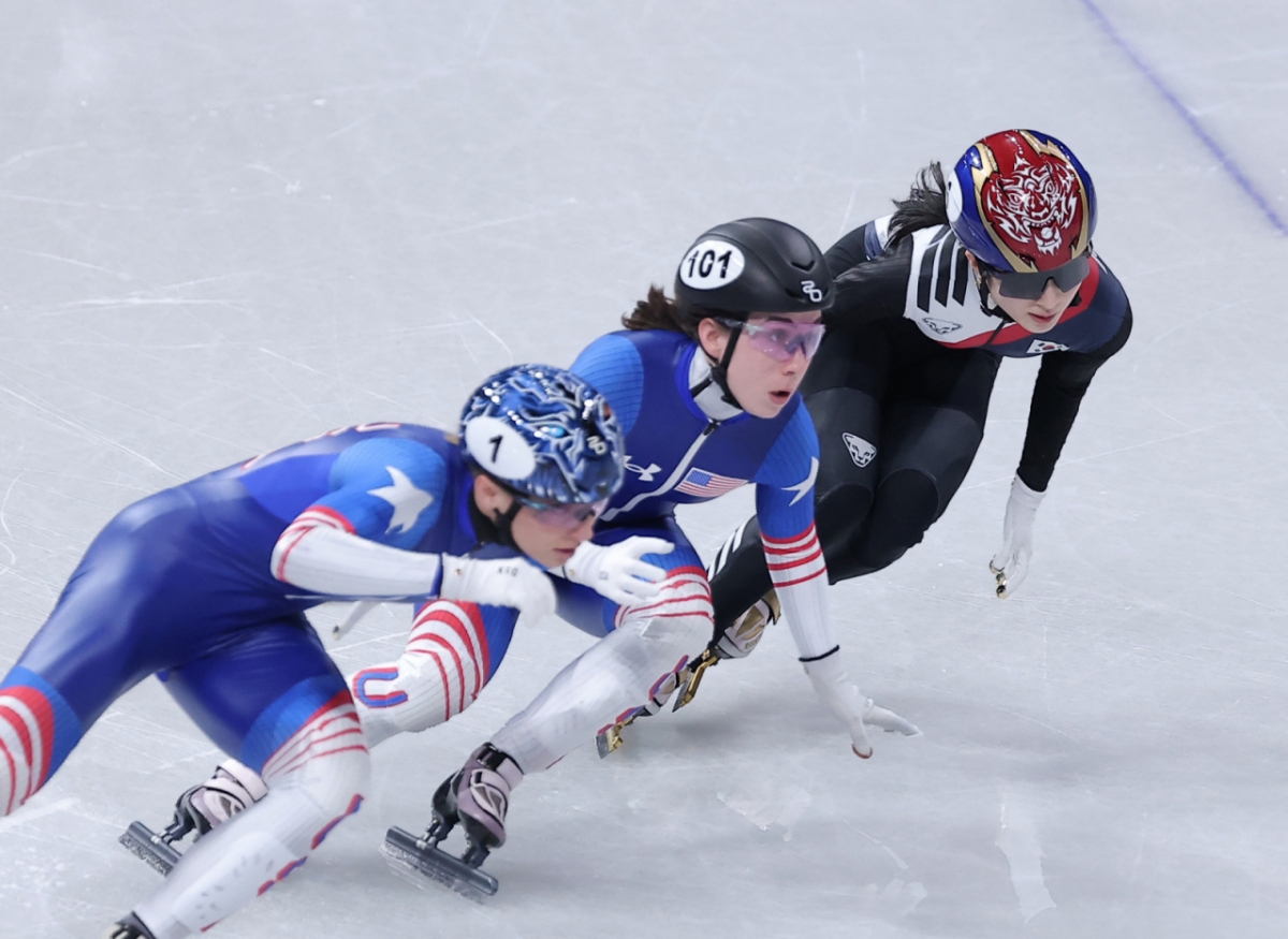 3조에서 레이스를 펼친 김길리(21·성남시청) 역시 조 3위(43초373)로 준결승에 오르지 못했다. 이날 3조는 2~4번 레인 선수들이 세 번 연속 첫 코스를 돌기도 전 충돌해 넘어져 세 번의 재경기를 거쳤다. 거듭된 재경기로 체력이 빠진 김길리는 속도를 제대로 내지 못했다. /사진=뉴스1