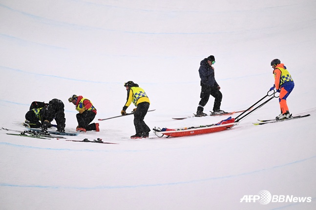 최가온이 쓰러진 뒤 패트롤이 다가가 상태를 살피고 있다. /AFPBBNews=뉴스1
