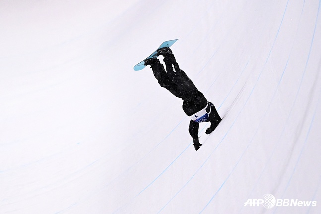 1차 시기에서 착지 실수로 넘어지고 있는 최가온. /AFPBBNews=뉴스1