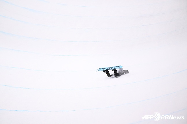 최가온이 중심을 잃고 쓰러져 있다. /AFPBBNews=뉴스1