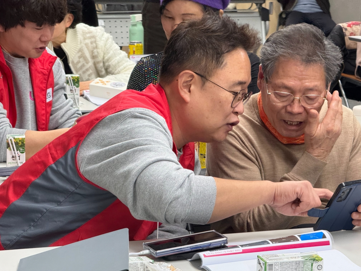LG유플러스가 지난 11일 시립강북노인종합복지관에서 진행된 '시니어 보이스피싱·스미싱 예방교육'을 진행했다. LG유플러스의 보안전문상담사가 교육에 참여한 어르신에게 스마트폰 사용법 및 스팸 차단앱 설치 방법을 설명하는 모습./사진=LG유플러스