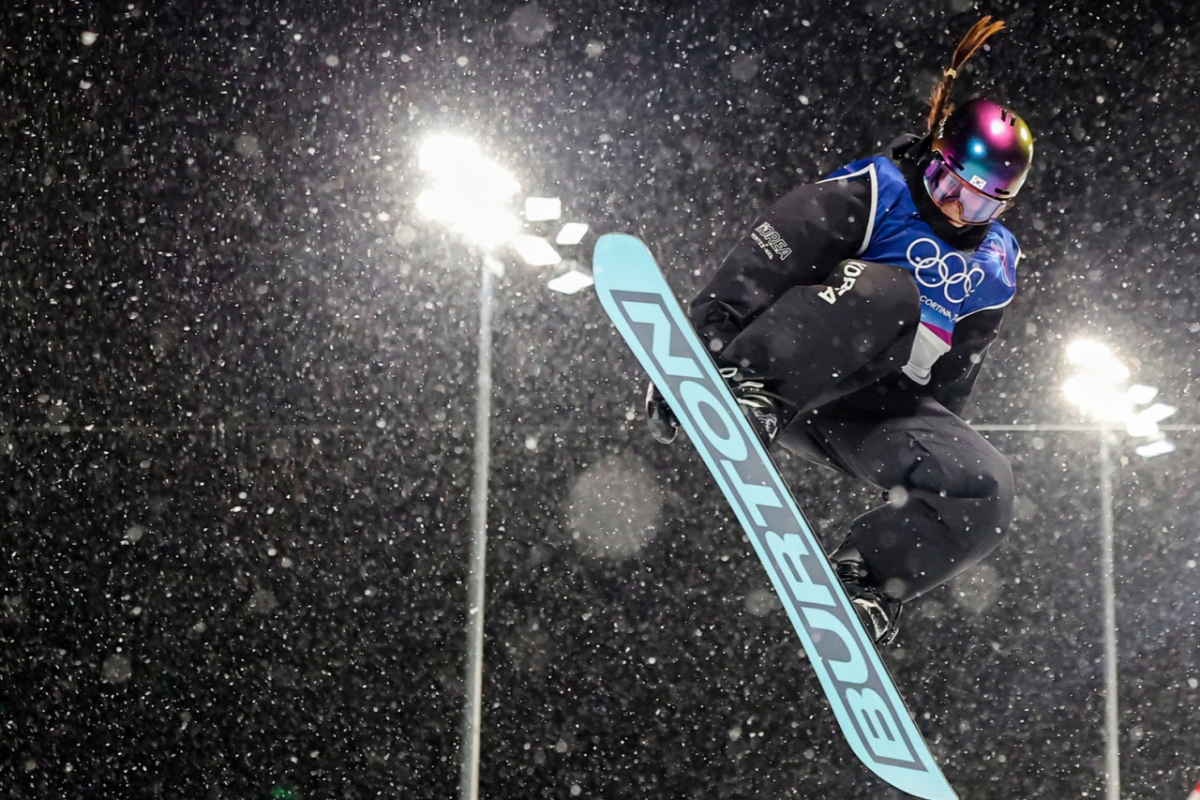 이탈리아 리비뇨 스노파크에서 12일(현지시간) 열린 '2026 밀라노·코르티나담페초 동계올림픽' 스노보드 여자 하프파이프 종목에서 금메달을 따낸 대한민국 최가온의 경기 중 모습. /사진=뉴스1