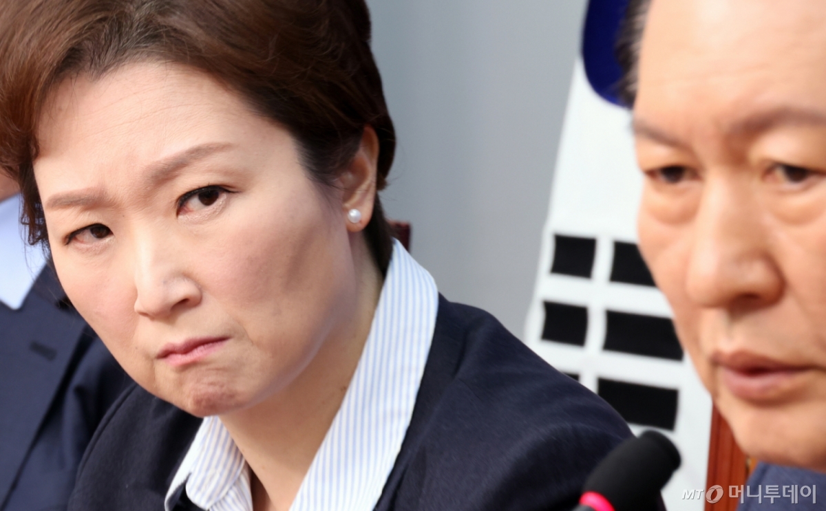 [서울=뉴시스] 김금보 기자 = 이언주 더불어민주당 최고위원이 6일 오전 서울 여의도 국회에서 열린 최고위원회의에서 정청래 대표가 '합당 대외비 문건' 논란에 대해 발언하자 정 대표를 노려보고 있다. 2026.02.06. 사진=김금보