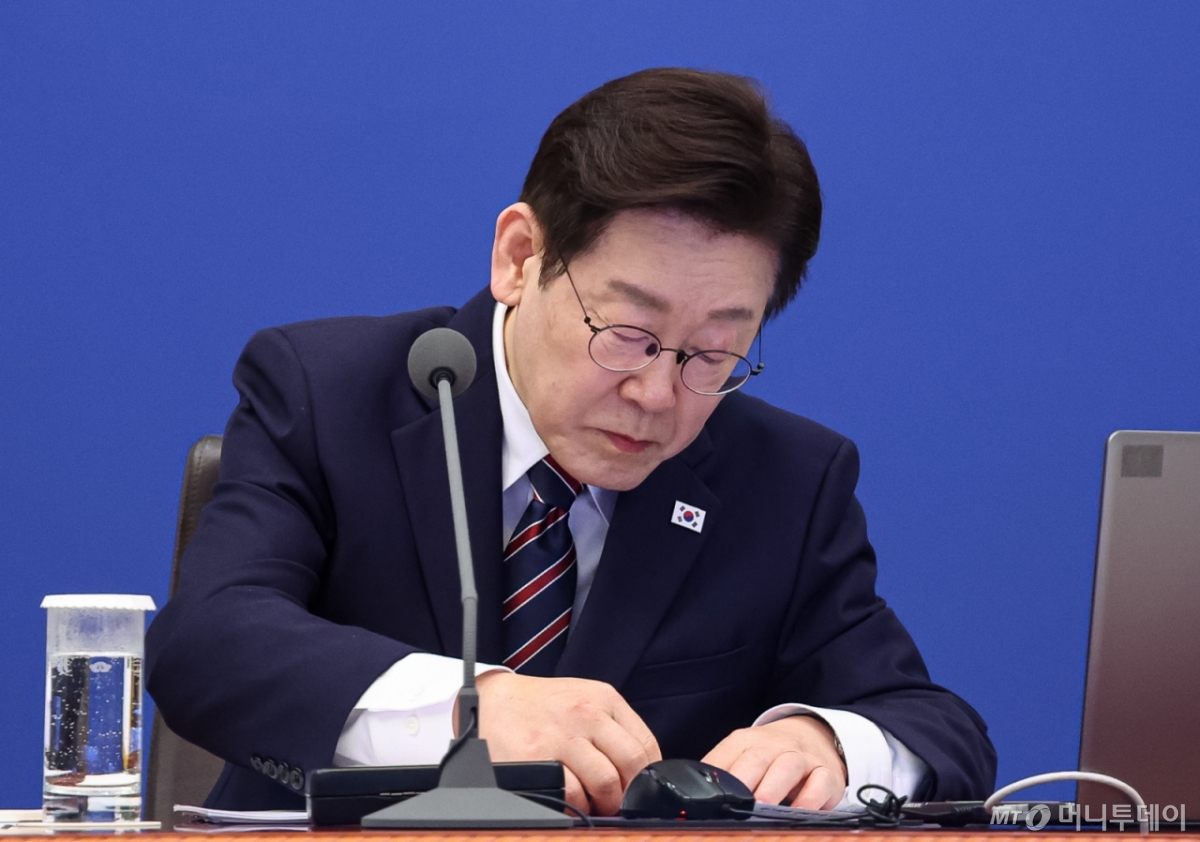 (서울=뉴스1) 허경 기자 = 이재명 대통령이 12일 청와대에서 열린 수석보좌관회의에서 자료를 살펴보고 있다. 2026.2.12/뉴스1  Copyright © 뉴스1. All rights reserved. 무단 전재 및 재배포,  AI학습 이용 금지. /사진=(서울=뉴스1) 허경 기자